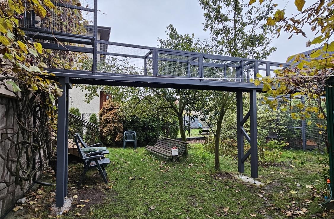 zdjęcie od wewnątrz zabezpieczonego balkonu w kamienicy