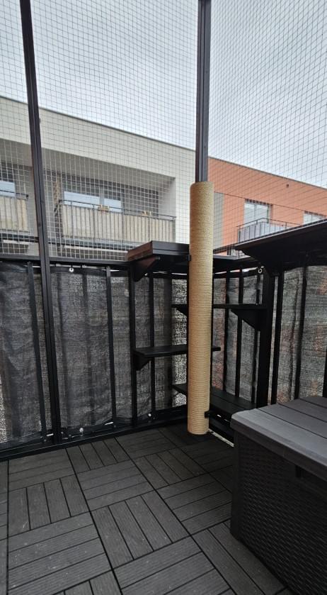 widok na dom do którego przylegają woliery na całej szerokości ściany