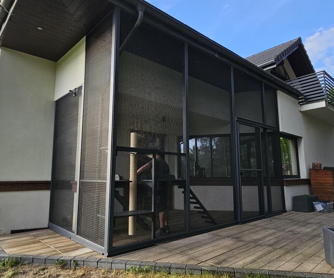 zbliżenie na łączenie desek półki we wnętrzu kotiery